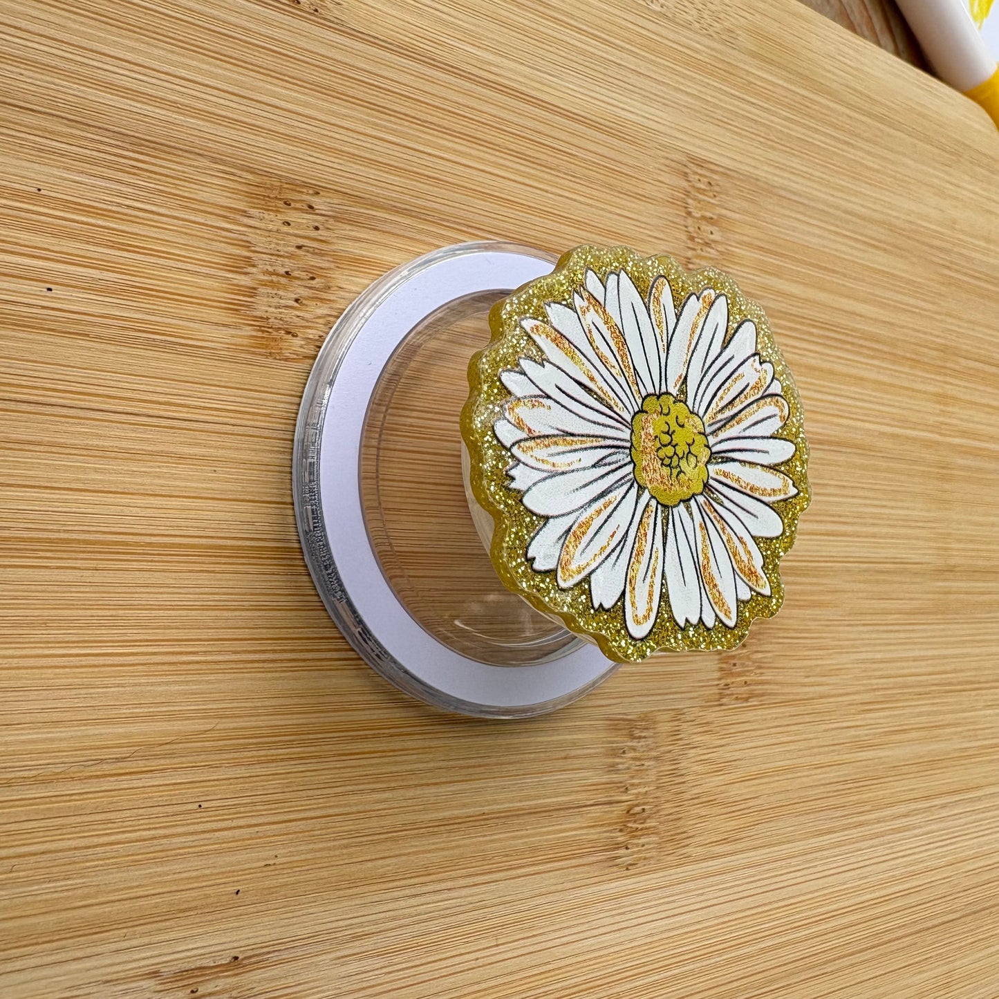 Golden Daisy Magnetic Grip | Kindle & Phone Holder, Compatible With MagSafe Devices
